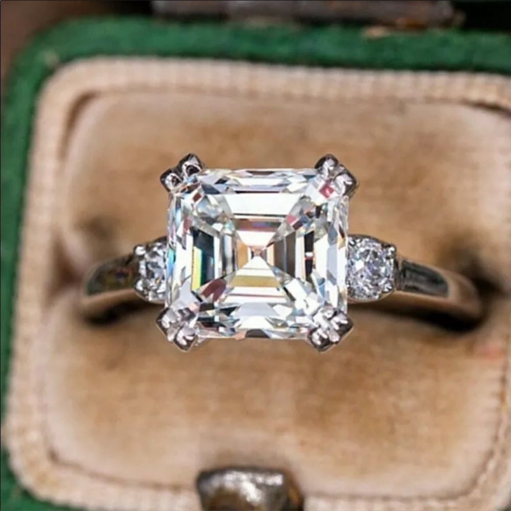 The Cushion Cut Classic in 925 and cubic zirconia.